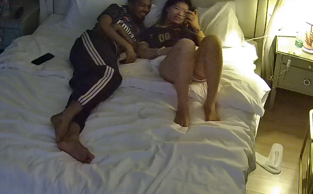 酒店公寓9.12无水印版流出 老外带妹子开房 好奇看看老外的战斗力如何 也很一般 不如兄弟们好