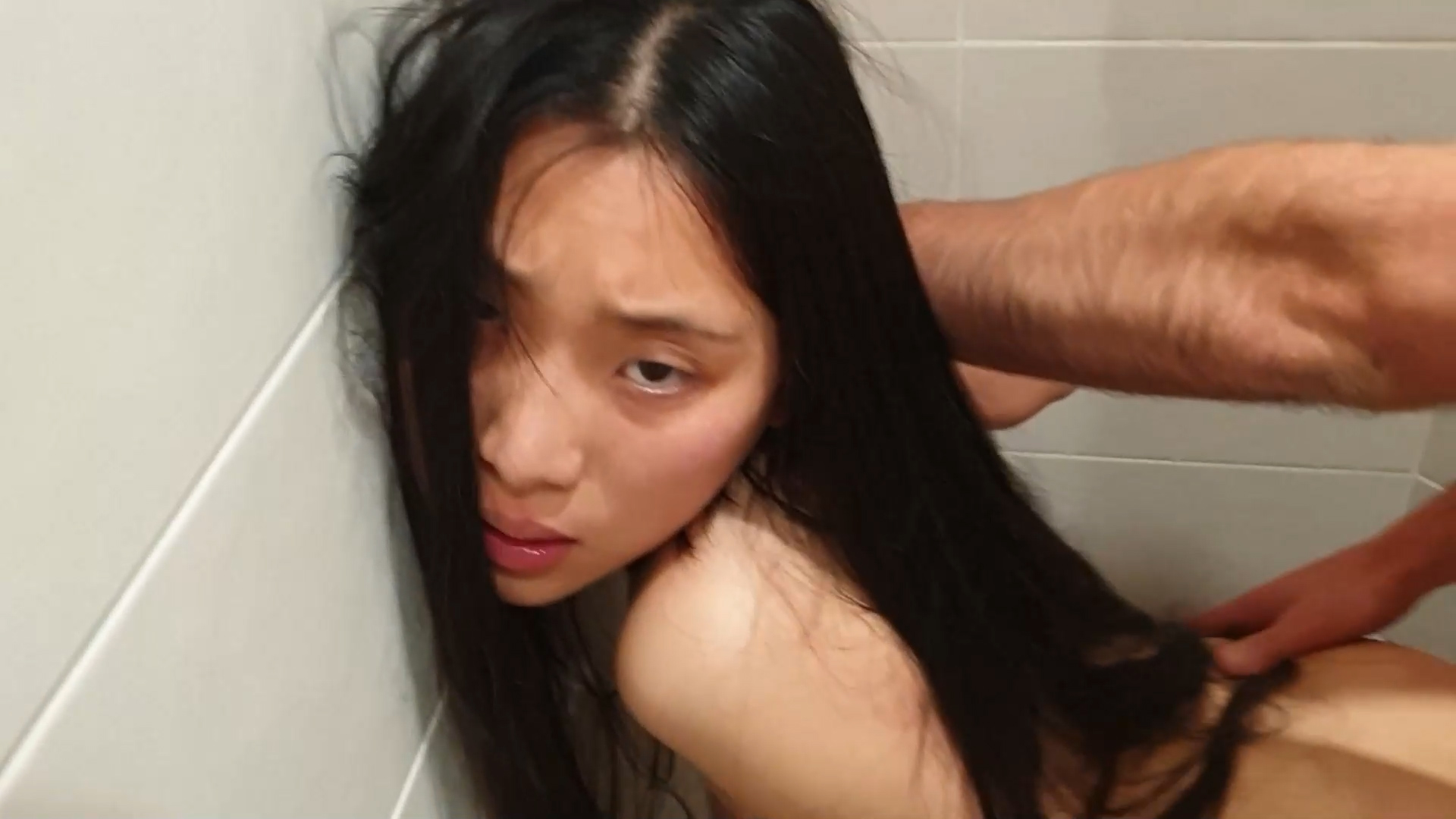 刘玥-浴室后入,长发姊姊口交双屌强力榨精